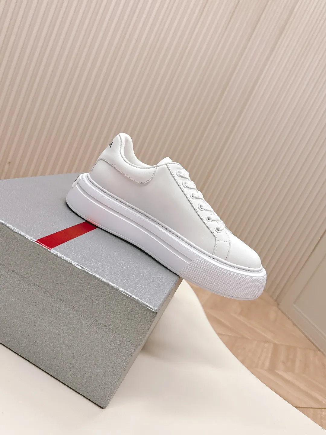 👟👟Ex-factory price 600👟👟 Prada 25ss new casual white shoes, couple style 👫 P fashion white shoes, re-released, high-quality shipments, elegant and generous, comfortable on the feet, super classic, super light and comfortable on the feet Fabric: silky cowhide Lining: water-dyed sheepskin lining + genuine leather foot sole: EVA outsole Code number: 35-45 (40 for women, 45 for men, customized)